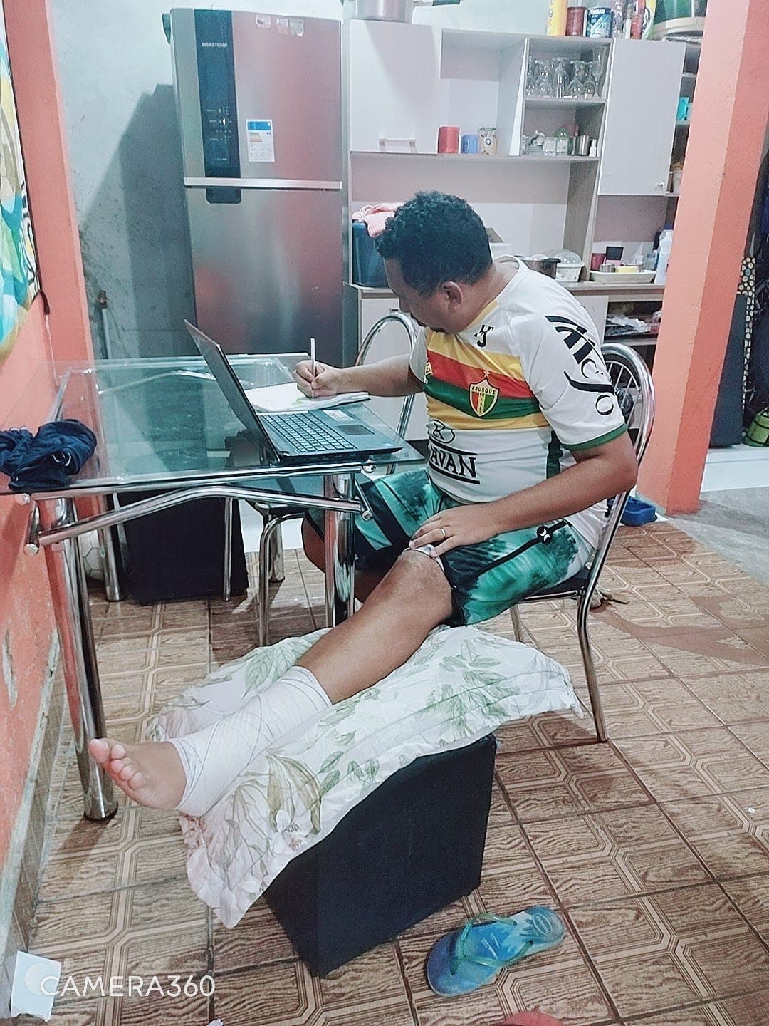 Carlos Xavier em casa, em 2020, com o pé imobilizado, estudando ao notebook